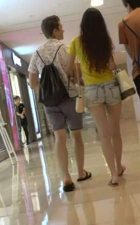 超短紧身热裤黄色T恤衫苗条好身材美女姐姐