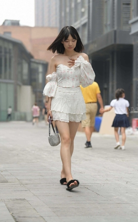 [一始专区] 白裙女孩 【图片➕视频】 [10P]