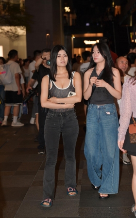 性感低胸美背紧牛女生