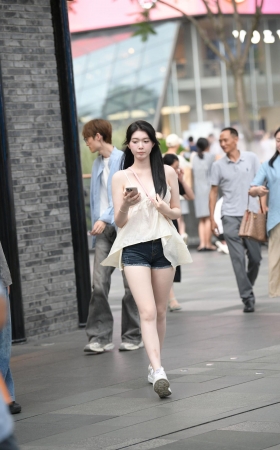 热裤大白腿，甜美小仙女