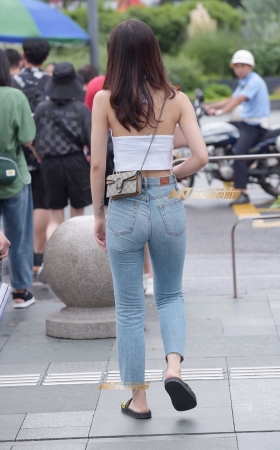 玩手机的美女 [14P]