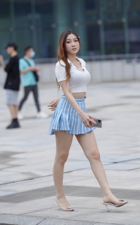 一颦一笑 目若秋水