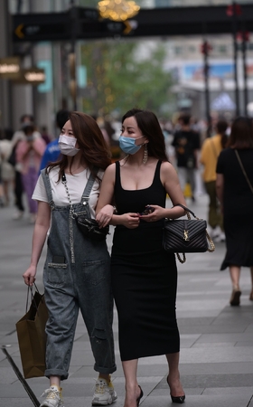 黑色长裙美妇