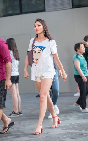 B47、被采访的紧身白裤美女 [21P]