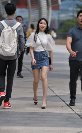 牛仔包屯裙美女