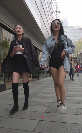 帅气的黑色短裤妹子