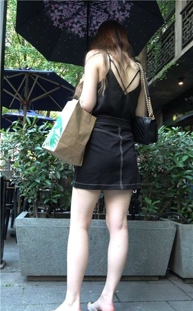 4K 黑色吊带牛仔裙街拍美腿美女