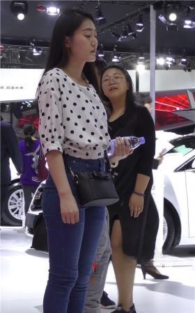 漂亮的紧身高腰牛仔裤美女