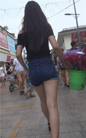 牛仔紧身热裤小妹