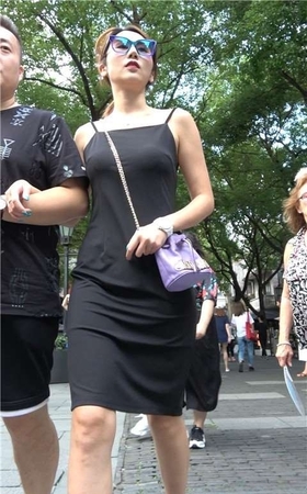 4K 黑色吊带裙露背街拍美女