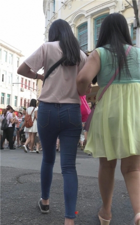 粉衣牛仔紧身妹子