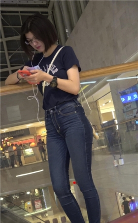 街拍两组牛仔裤妹子