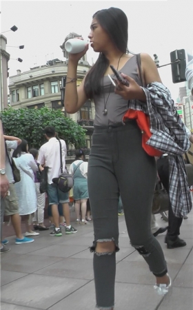漂亮的灰色牛仔紧身裤美女