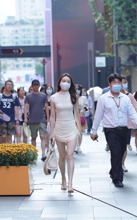 戴着口罩的气质美女