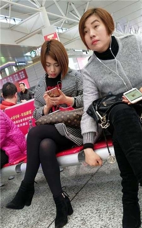 4k-黑丝美腿短发、专注低头玩手机。