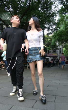 紧身白衣牛仔裙气质美女