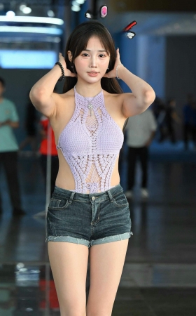 2592-16-187√大露背大白腿小思佳【套图➕ 13P