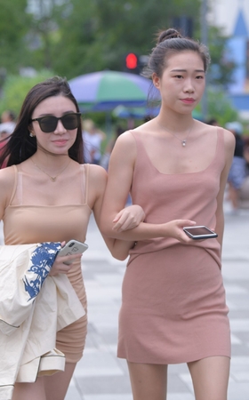 倆闺蜜，我更喜欢包屯裙的她