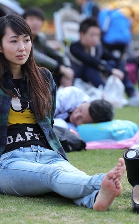No820 诱惑的少妇脱下皮鞋，双脚就这么一伸，就让我来感觉了