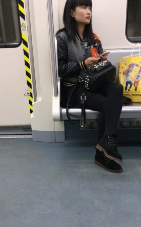 地铁拍摄黑色丝袜长发小妹