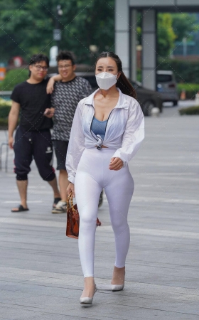 白裤女人