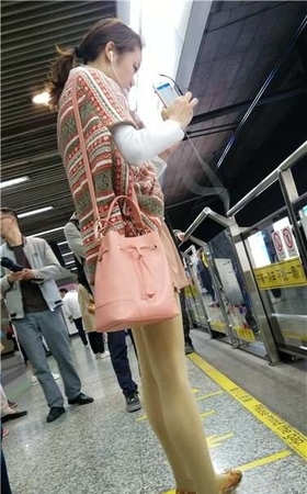 4k超清，站台上等地铁的文艺小清新妹子