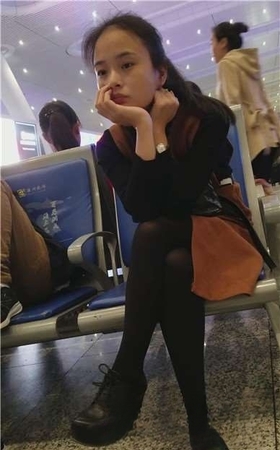 4k-车站候车室遇见无聊等车的妹子，大眼小清新。