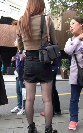 街拍高腰热裤黑丝街拍美腿美妇 [1.35 GB/MP4]