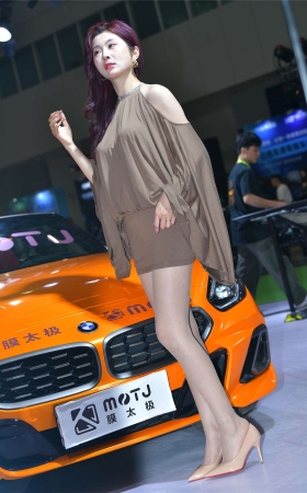 你的小乔露背装丝袜