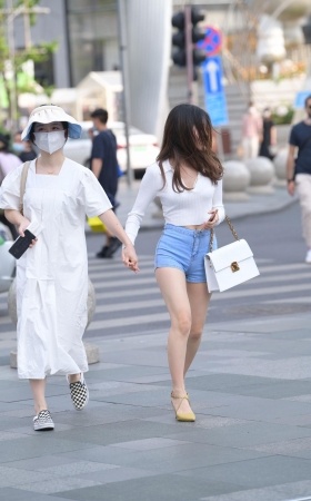 232510-4+103√紧致热裤女生