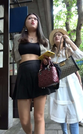 4K – 街拍黑色性感百褶短裙美眉 [1.68 GB/MP4]