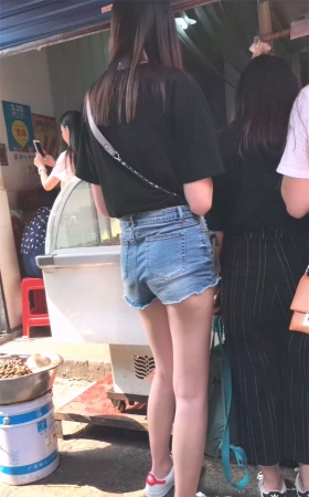 牛仔短裤大长腿美女