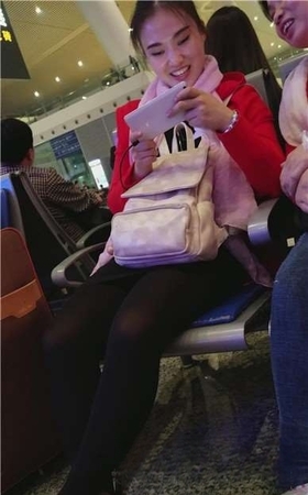 4k-车站候车室坐在对面玩手机的美眉，笑容很灿烂哦。