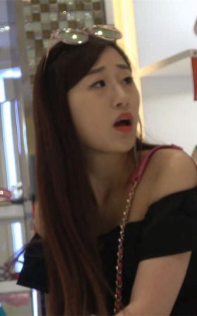 漂亮到极致的时尚气质女神穿丝袜的美脚