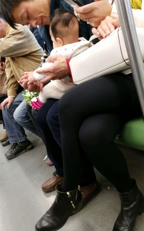 地铁拍摄黑色丝袜漂亮美少妇