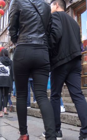 性感丰臀紧身黑裤皮外套街拍美妇