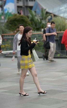 街拍靓丽白皙的包臀裙少f [19P]