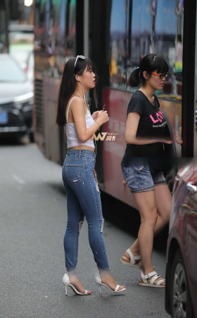 等公交的紧牛小妹 [15P]