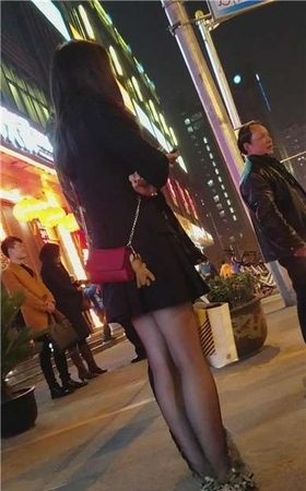4k-夜晚步行街偶遇黑丝美腿美眉