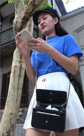 4K 蓝色T恤白色小短裙街拍美女