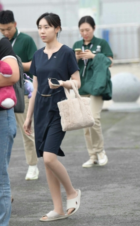 2468-37=75√丝袜拖鞋小妹 12P