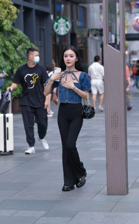 黑丝紧身喇叭裤美女 [19P]