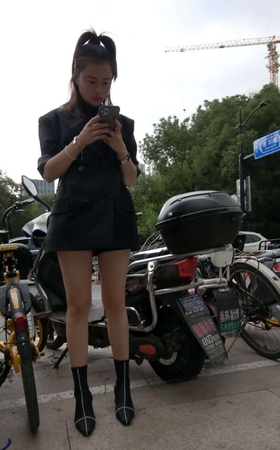 4K – 街拍西装外套美腿姑娘 [1.63 GB/MP4]