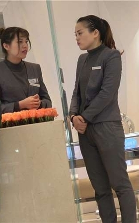 4k-商场的高挑漂亮美女销售员