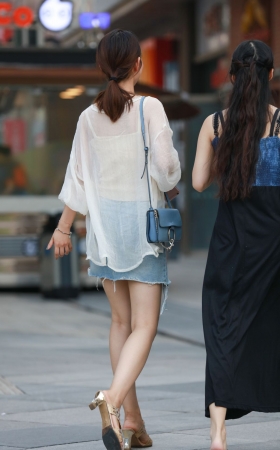 牛仔裙高跟美腿