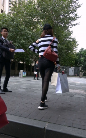 运动弹力裤鸭舌帽美女小姐姐