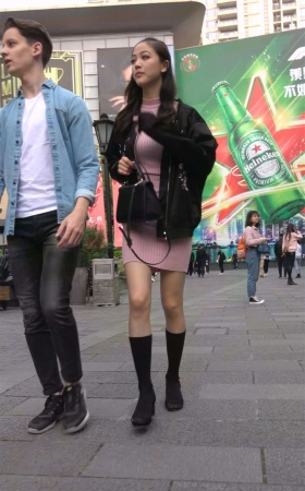 粉裙大美妞