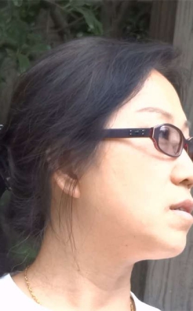 坐在花坛旁休息的少妇