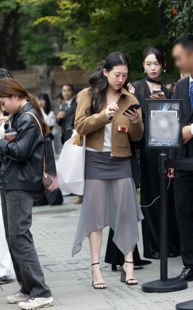 241010-9=14 街拍高跟美脚熟女