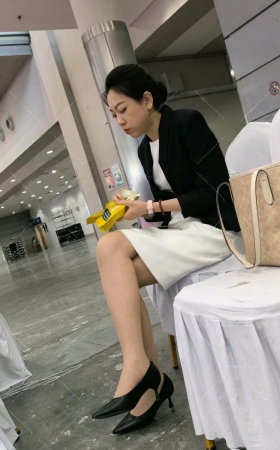 4k轻熟案场顾问后台休息区肉丝最后换鞋爱穿高跟 [6P]